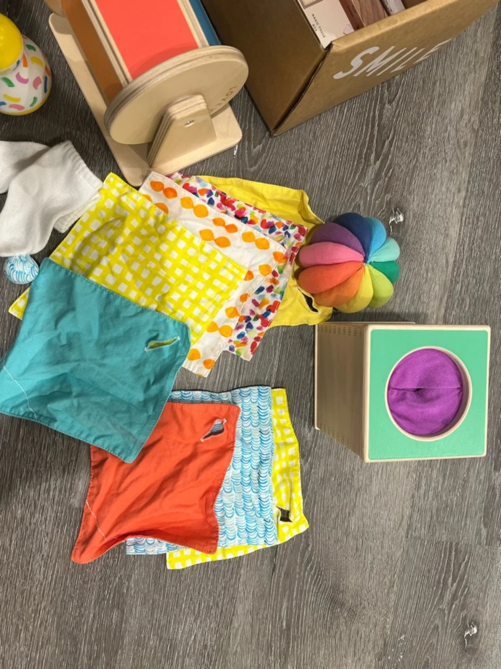 Lovevery Colorful Toddler Sensory Toy Kit - the senser 5-6months - Picture 3 of 6
